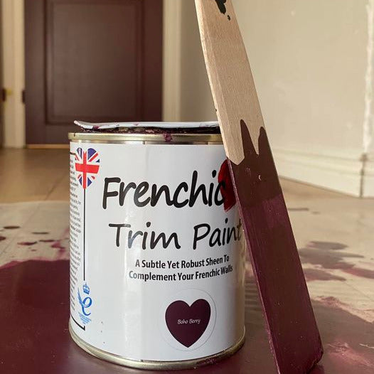 Trim Paint on satiininhimmeä, kestävä ja kellastumaton lista- ja kalustemaali kodin yksityiskohtiin
Trim Paint on korkealaatuinen lista- ja ovimaali kodin sisäpinnoille, joissa vaaditaan erityistä kestävyyttä ja viimeisteltyä lopputulosta.
Hienovarainen satiinipinta tekee maalista erinomaisen valinnan kaikkiin kodin pintoihin, puulle tai metallile: oviin, listoihin, karmeihin, kalusteisiin, keittiön kaapinoviin ja pattereihin.