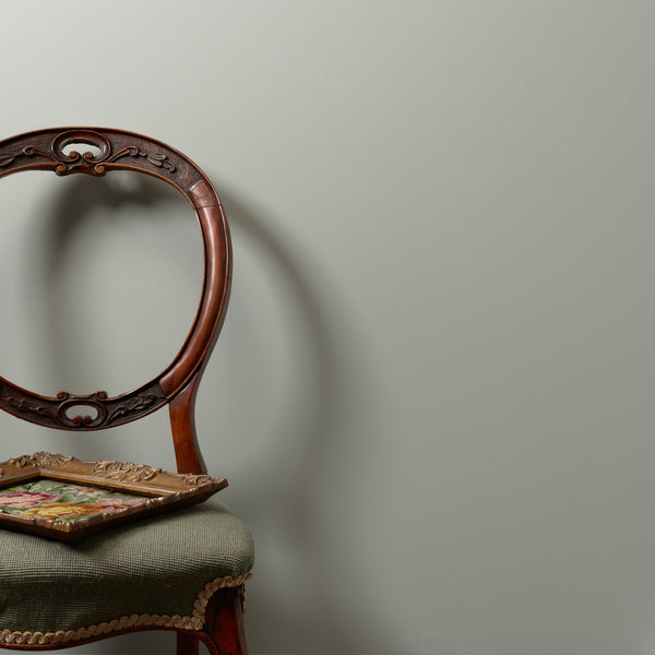 Keskiharmaa Shush on luonnonsaven sävyinen maali Frenchic sarjasta.