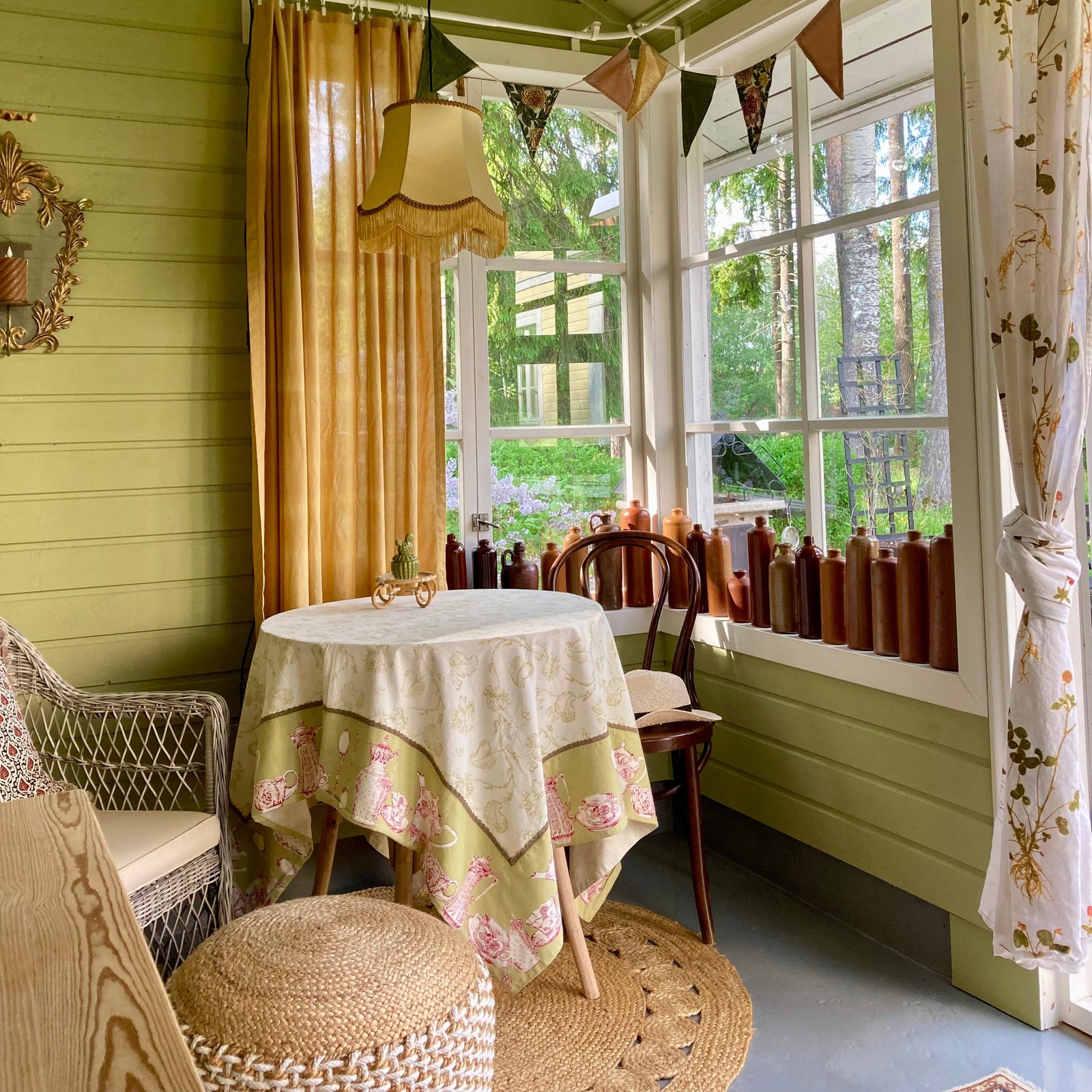 HUVIMAJAN SEINÄT MAALATTU VIHREÄKSI.