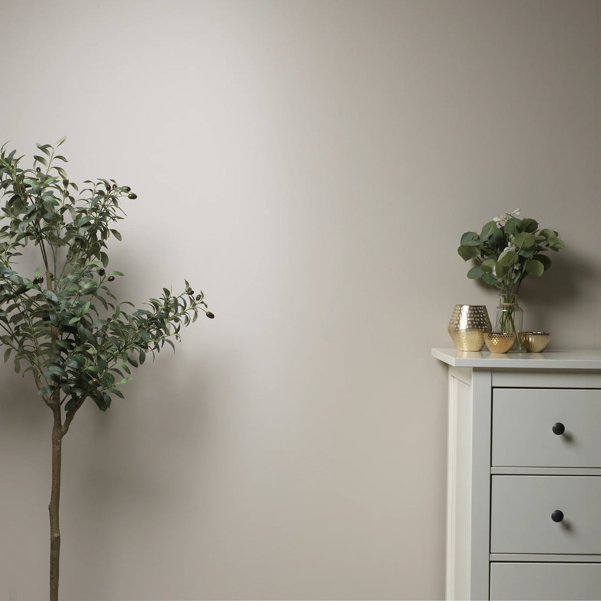 Stone Rosie on kaunis beige maalisävy Frenchic sarjasta.