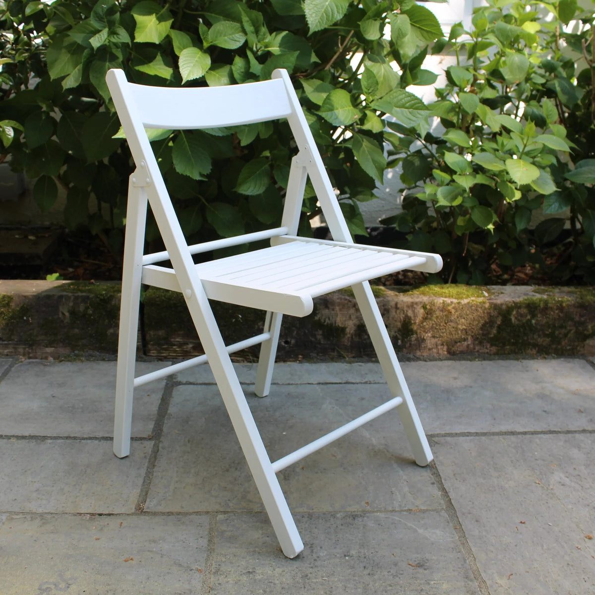 Maalattu tuoli Kaunis valkoinen Wedding Cake Al Fresco Frenchic Finland.