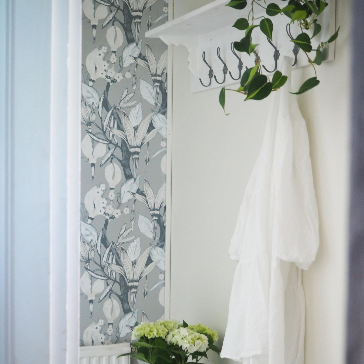 Vaalea seinämaali Yorkshire Rose Frenchic sarjasta.