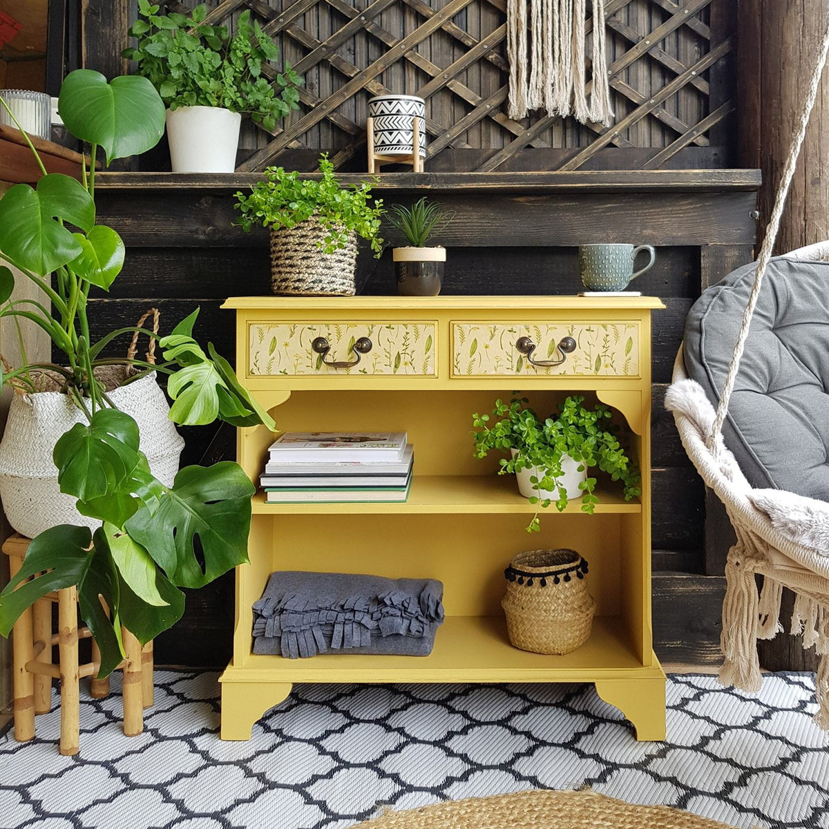 Keltainen_kalkkimaali_vahallinen_Lazy_Range-Hot-as-Mustard_Frenchic_Paint.