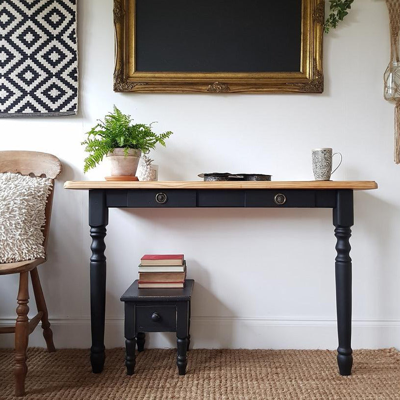 Mattamustaksi maalattu pöytä käyttäen blackjack remonttimaalia.