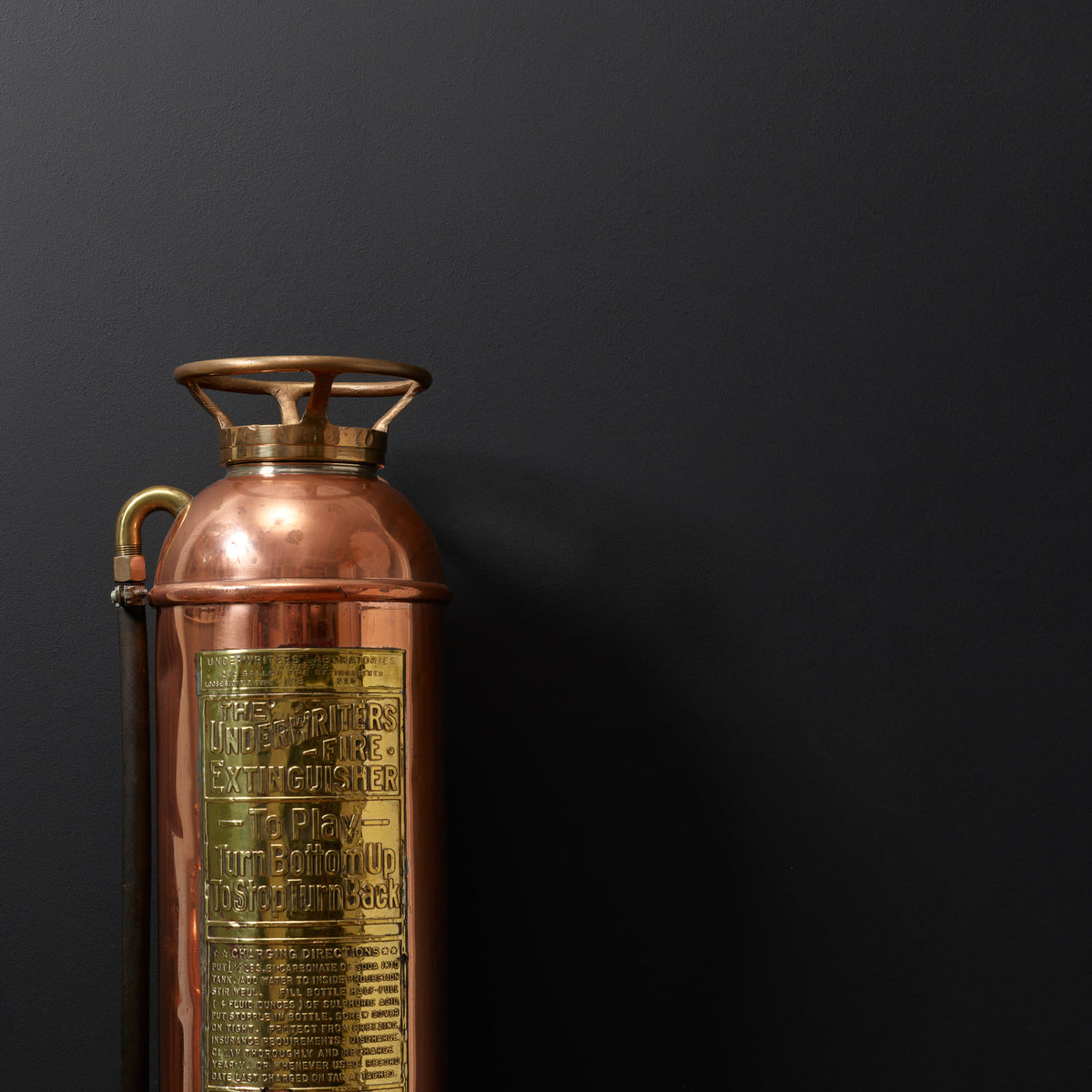 Rohkea, tyylikäs, ajaton ja täydellinen mattamusta kalustemaali Frenchic-tyyliin – se on Blackjack! Blackjack on Frenchicin myydyin musta maalisävy ja yksi eniten positiivista palautetta saaneista sävyistämme. Se on valintasi silloin, kun etsit aidosti syvää, tasapainoista ja eleganttia mattamustaa
Blackjackin vahvuus on sen hallittavuus ja varmuus. Sävy levittyy tasaisesti ja toistuu kauniisti eri valaistuksissa, minkä vuoksi se toimii yhtä hyvin tehosteseinässä, huonekalussa kuin yksityiskohdissa, kuten.