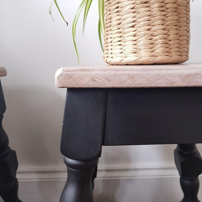 Mattamustaksi maalattu tuoli käyttäen blackjack remonttimaalia.