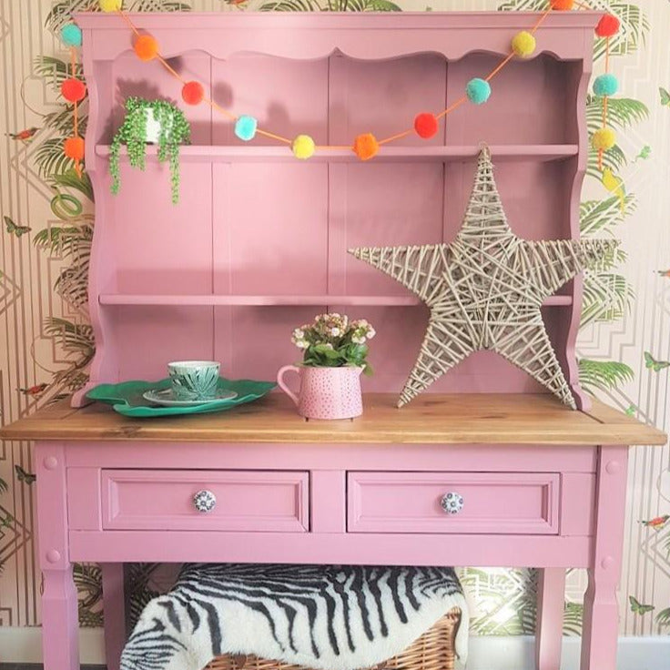 Pinkki-vaaleanpunainen_kalkkimaali_vahallinen_Love-Letter_Frenchic_Paint-maalattu-kappi.