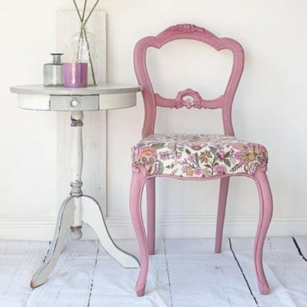 Pinkiksi maalattu tuoli käyttäen love letter kalustemaalia lazy range.