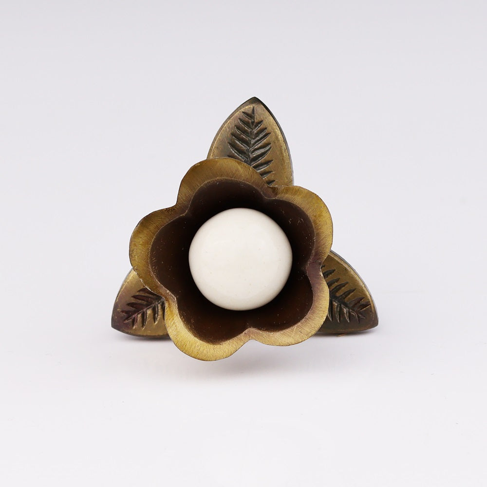 Kukka ja valkoinen sisus  - metallinen antiikkiviimeistely nuppi_maalikauppa_Frenchic.