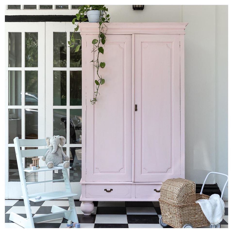 maalattu vaatekaappi 