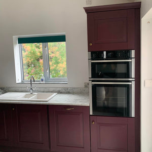 Maalattu keittiö burgundin viininpunaisella Frenchic maalilla, Boho Berry sävyllä. 