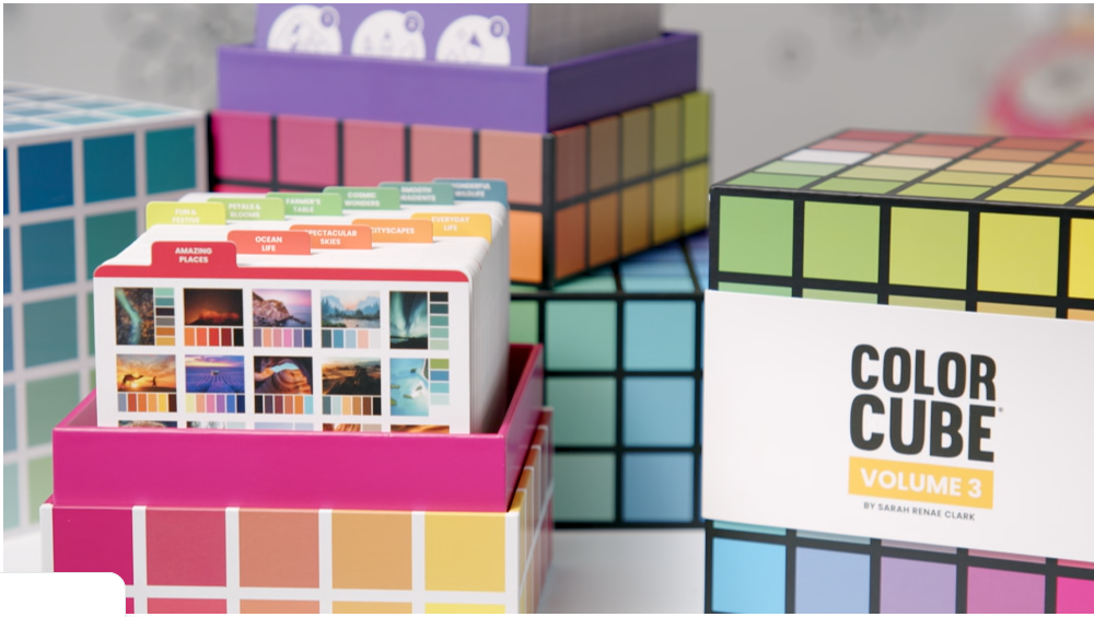 Colour Cube on värikäs pakkaus täynnä huolella suunniteltuja väripalettikortteja, joiden avulla löydät kauniisti yhteensopivia sävyjä ilman arvailua tai väriopin opiskelua. 