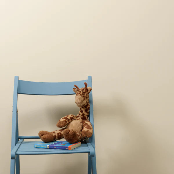 Crème de la Crème on Lazy Range -sarjan lämmin ja ajaton luonnonvalkoinen kalustemaali, jota pidetään yhtenä kauneimmista kermanvalkoisista klassikoista. Sävy on pehmeä, harmoninen ja helposti yhdisteltävä, se tuo tilaan valoa ilman kylmyyttä ja säilyttää tasapainoisen ilmeensä eri valaistuksissa.

Lazy Range -maalille ominainen tasoittuva koostumus tekee maalaamisesta helppoa ja lopputuloksesta poikkeuksellisen sileän. 