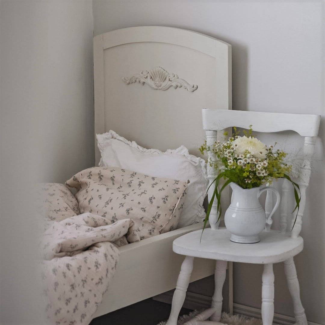 Luonnonvalkoiseksi maalattu vanha lasten puusanky Frenchic Creme de la Creme- kalustemaalilla.