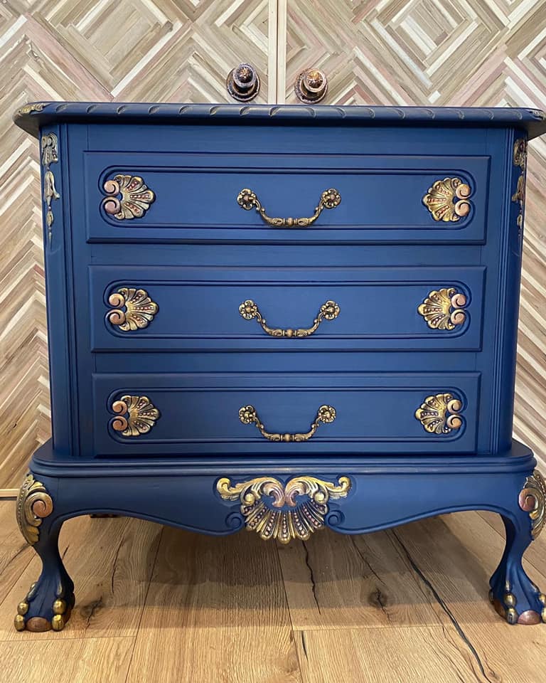 Farkunsininen kalustemaali, maalattu lipasto. 