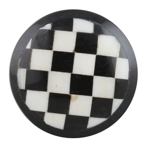 Harlekiini_ruutu_resin_nuppi_vedin_Liisa_ihmemaassa_kaluste_maalikauppa_frenchic.