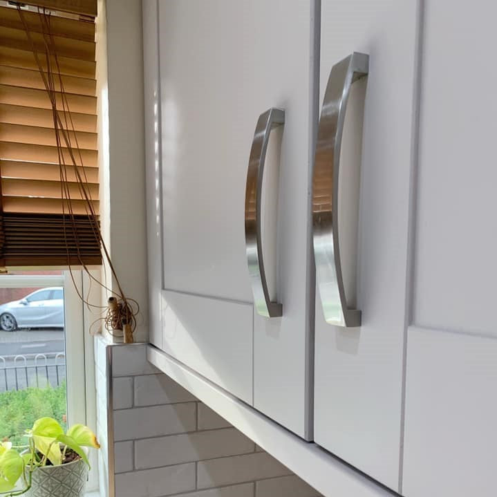 Harmaaksi maalatut keittiönkaapin ovet Frenchic kalustemaaleilla. 