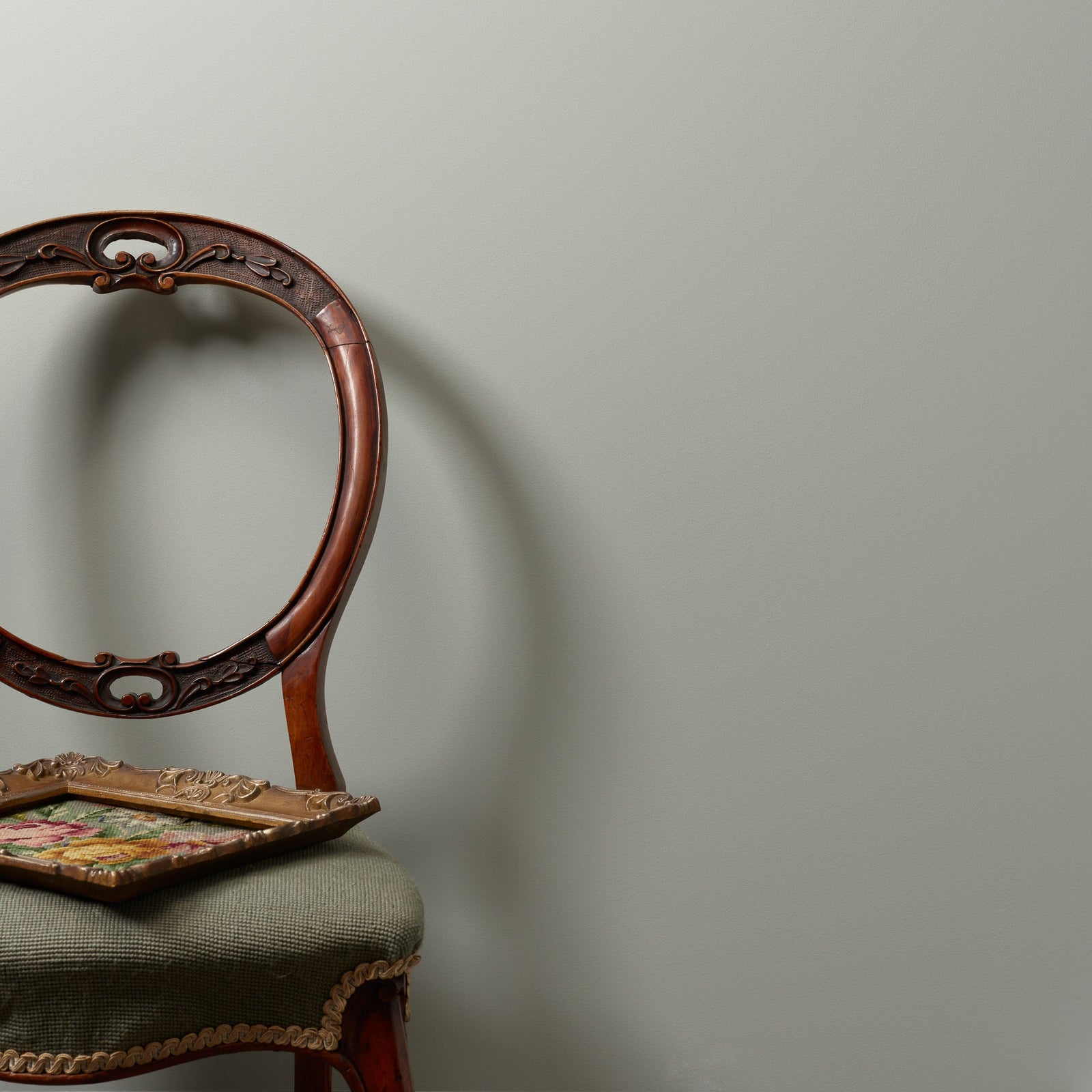 Keskiharmaa Shush on luonnonsaven sävyinen maali Frenchic sarjasta.