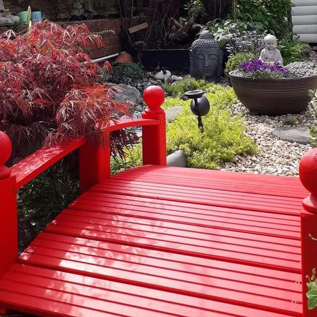 Punainen maalisävy Frenchic Al Fresco. 
