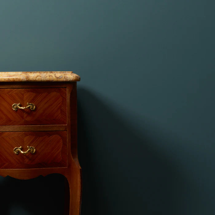 Petroolin sävyinen seinä ja ovi maali Jitterburg Frenchic.