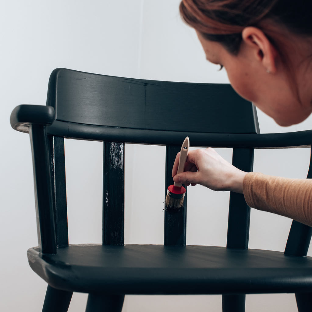 Paras maalisarja Frenchic Paint kalustemaalaukseen mattamusta tuoli Blackjack. 