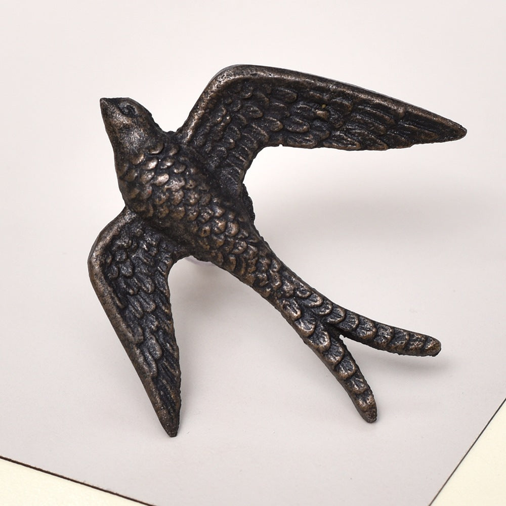 Pääskynen_nuppi_laatikostoon_keittiökaappeihin_antiikkinen_metalli_maalikaupasta_frenchic.