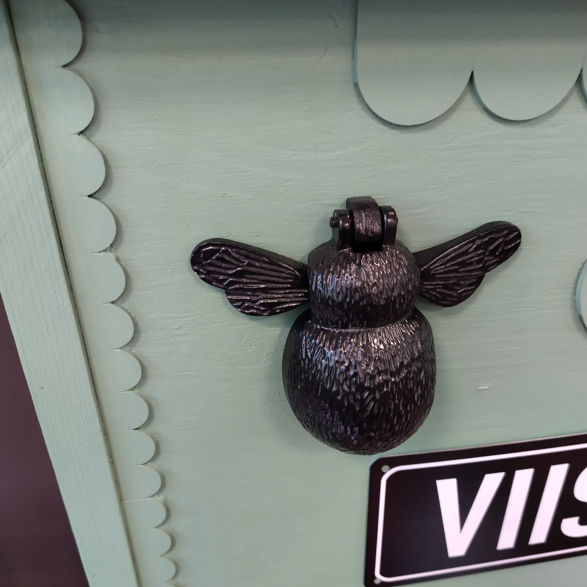 Puinen koristelista piparkakku, maalattuna. 