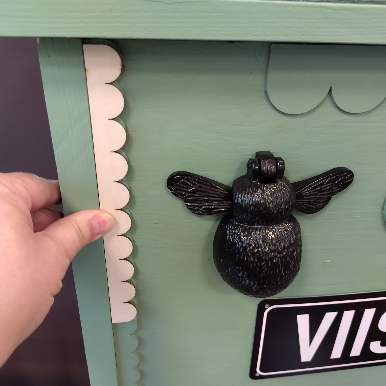 Puinen koristelista piparkakkureunus.