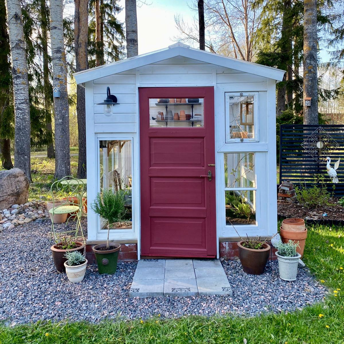 Punainen ovi kasvihuoneeseen on maalattu Frenchic sarjan kestävällä  Red Riad sävyllä, Al Fresco sarjasta. 