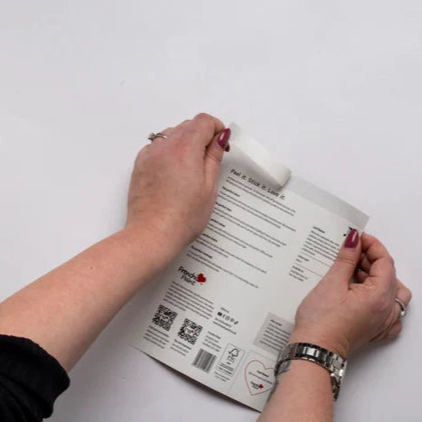 Kätevät Peel & Stick sävymallit tarrataustalla- Frenchic Paint Finland.