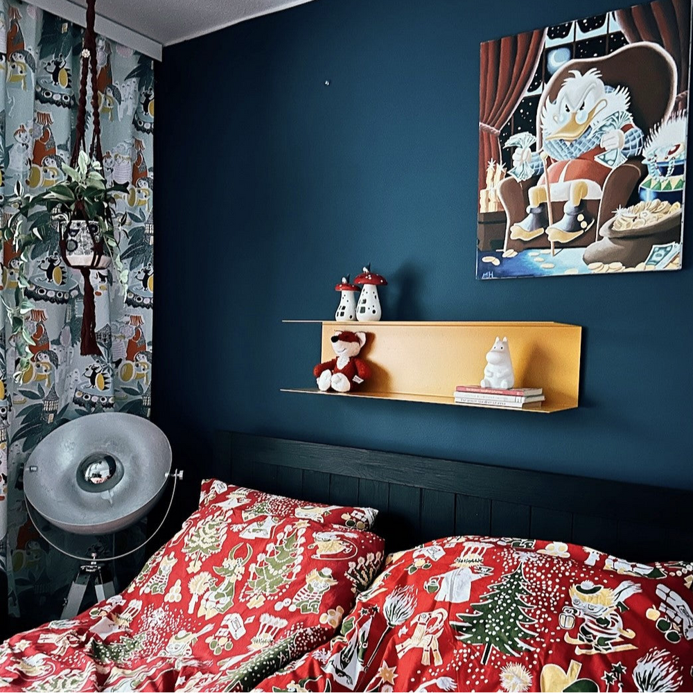 Petrooli maalisävy Steel Teal Frenchic maalikokoelmasta. 