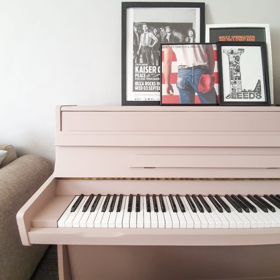 Vaaleanpunaiseksi maalattu Piano Frenchic Paint sarjan Nougat maalilla.