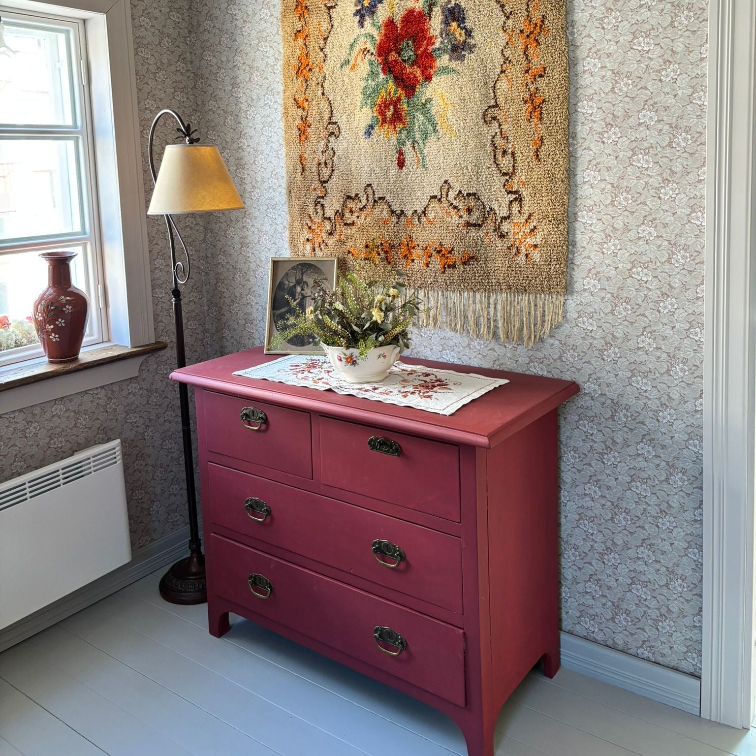 Vanhan lipaston maalaus punaiseksi Frenchic kalustemaalilla sävy Riad red. 