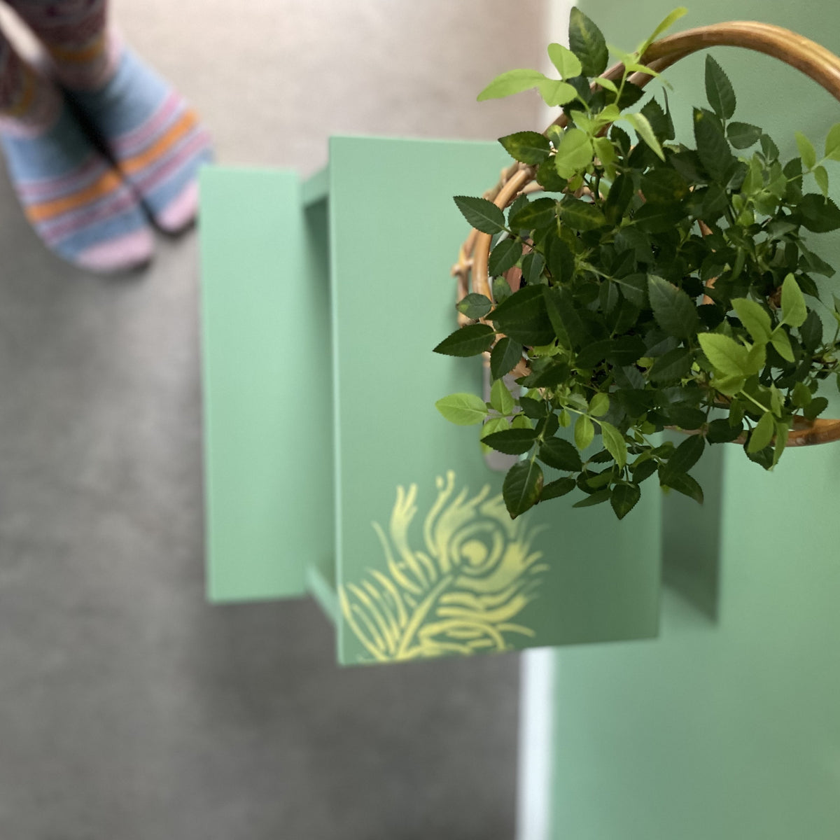 vihreäksi maalattu ikean jakkara. 