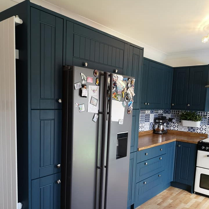 sinikseksi maalattu keittiö frenchic maaleilla. 