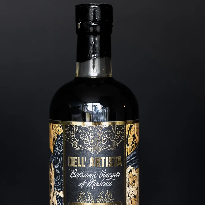 Dell’ Artistas Aceto Balsamico di Modena on IGP-merkitty balsamiviinietikka, joka on valmistettu hienoimmista punaisista rypäleistä Modenan ulkopuolella Pohjois-Italiassa. Balsamiviinietikka valmistetaan satojen vuosien perinteisten menetelmien mukaisesti ja sitä kypsytetään useita vuosia tammitynnyreissä.