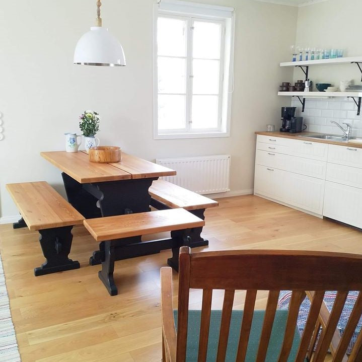 Mustaksi maalattu pirttikalusto Frenchic sarjan maaleilla. 