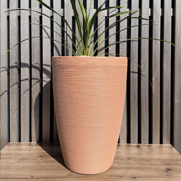 Clay Pot on sammutettu terrakotta Al Fresco kalustemaalisävy, maalattu ruukku.