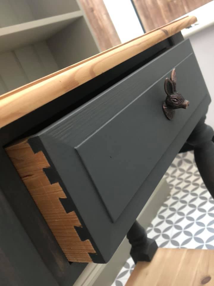 Smudge on graffitin harmaa kalustemaali. 