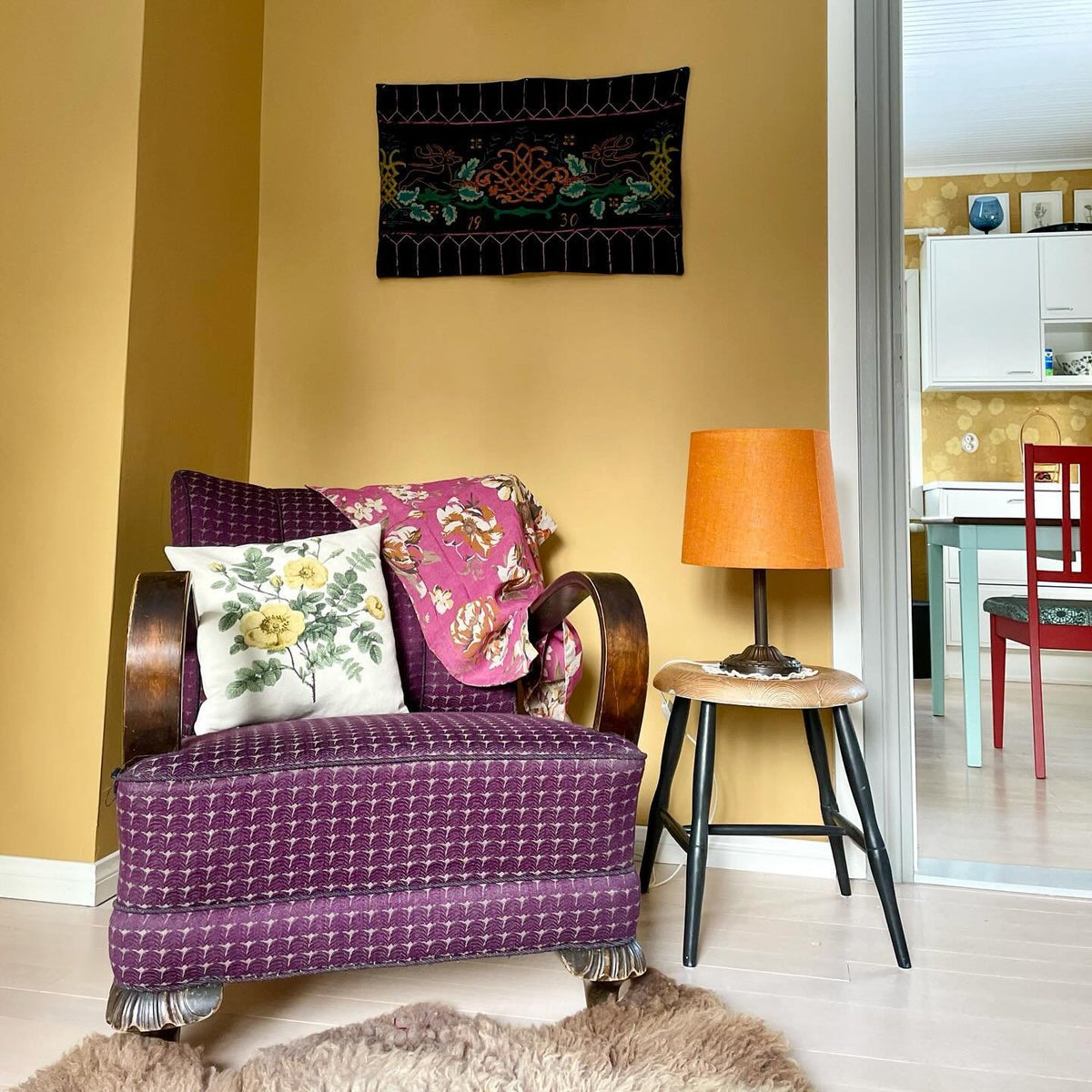 KELTAISEKSI MAALATTU SEINÄ. 