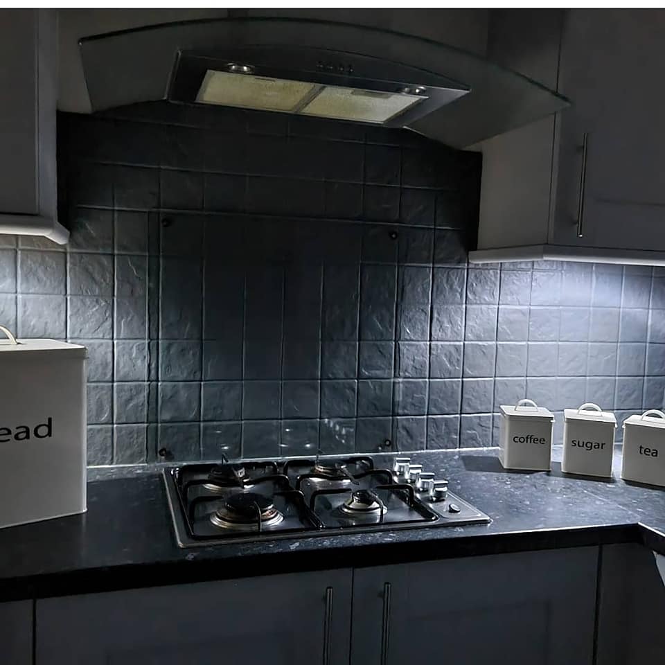 Frenchic maaleilla voit maalata keraamiset laatat. 