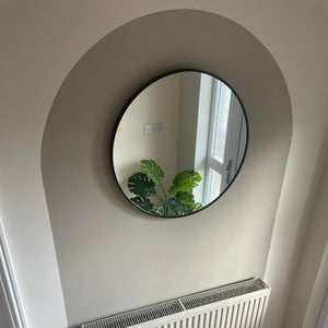 Vaalea beige seinämaali Frenchic sarjasta: Saalt Of the Earth sävyllä maalattu seinälle kaari. 