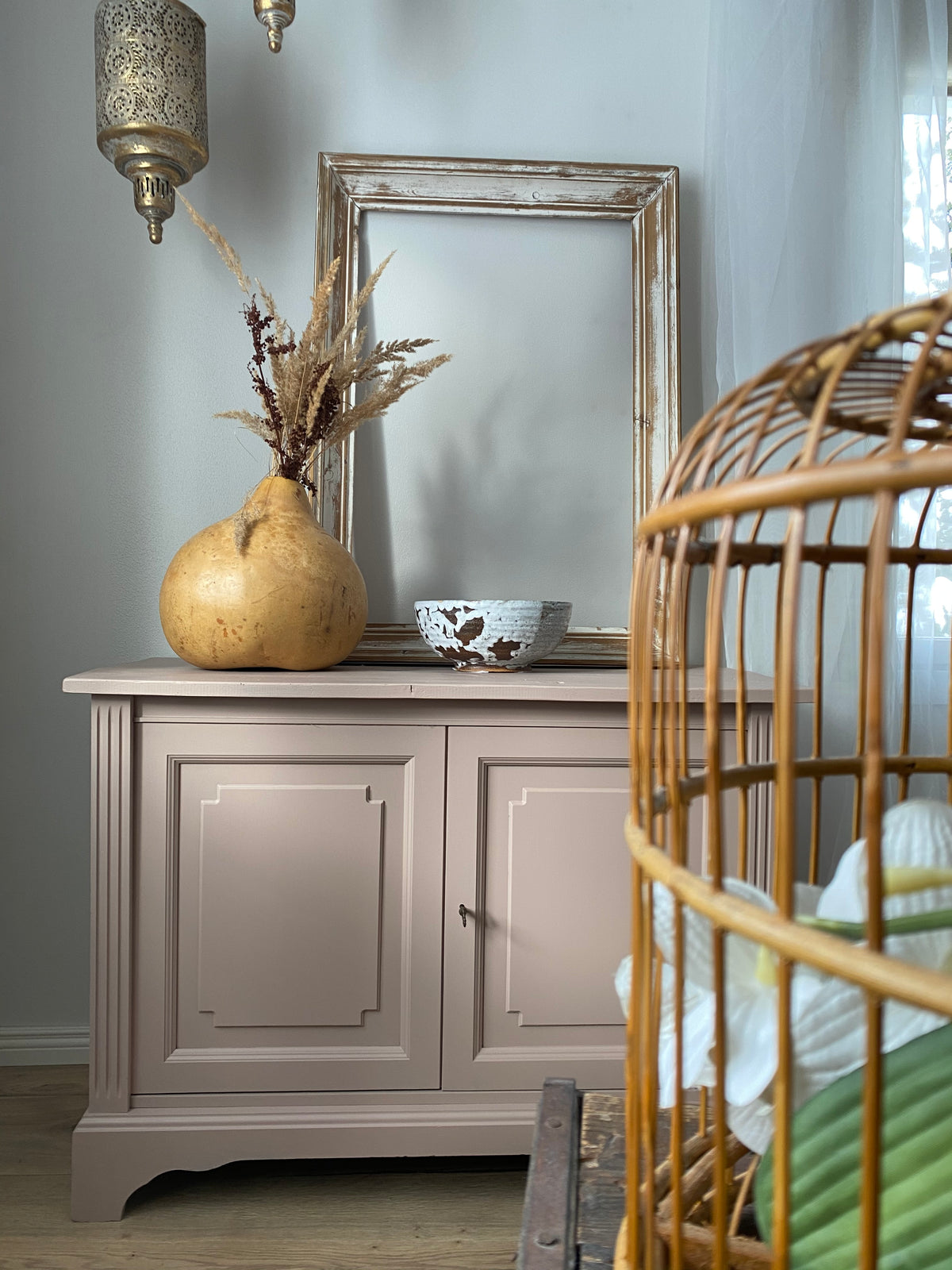 Nougat on kaunis neutraali beigen sävyinen kalustemaali. 