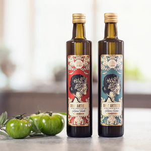 Dell’ Artista oliiviöljy Cucina on valmistettu Välimeren alueen kauden parhaista oliiveista. Öljyssä on hieno tasapaino makeuden ja yrttisen raikkauden välillä, ja se jättää suuhun miellyttävän, pitkäkestoisen hedelmäisen jälkimaun. Öljy tuoksuu ihastuttavasti yrtteiltä, manteleilta ja Välimeren merituulelta.