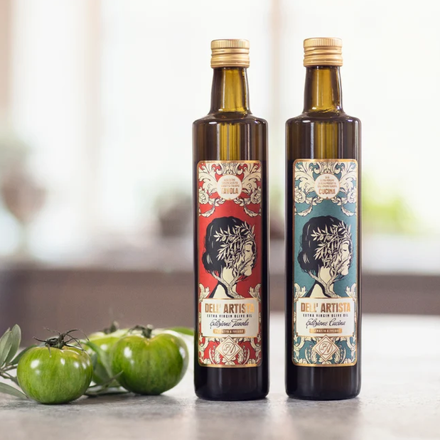 Dell’ Artista oliiviöljy Cucina on valmistettu Välimeren alueen kauden parhaista oliiveista. Öljyssä on hieno tasapaino makeuden ja yrttisen raikkauden välillä, ja se jättää suuhun miellyttävän, pitkäkestoisen hedelmäisen jälkimaun. Öljy tuoksuu ihastuttavasti yrtteiltä, manteleilta ja Välimeren merituulelta.