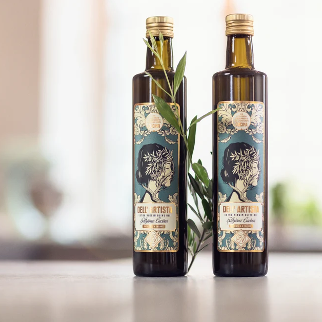 Dell’ Artista Cucina oliiviöljy on valmistettu Välimeren alueen kauden parhaista oliiveista. Öljyssä on hieno tasapaino makeuden ja yrttisen raikkauden välillä, ja se jättää suuhun miellyttävän, pitkäkestoisen hedelmäisen jälkimaun. Öljy tuoksuu ihastuttavasti yrtteiltä, manteleilta ja Välimeren merituulelta.