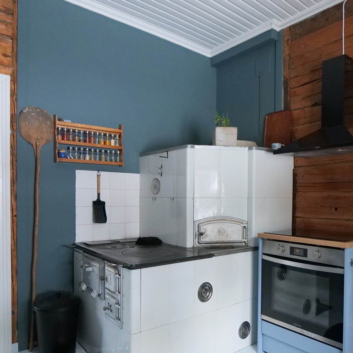 1_Sininen_Jitterbug_seinamaali_Frenchic_18