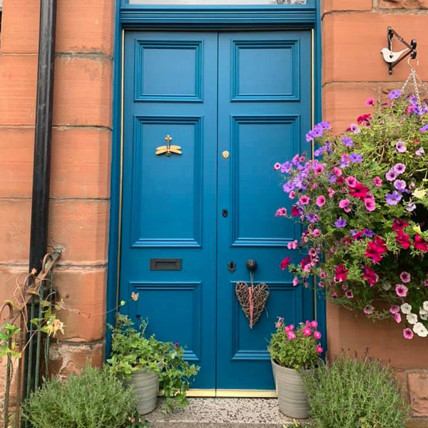 Etsitkö vahvaa ja aitoa petroolinsinistä maalia? Steel Teal on yksinkertaisesti upein petroolin sävyinen maali, joka sopii perinteisestä moderniin sisustukseen täydellisesti! 