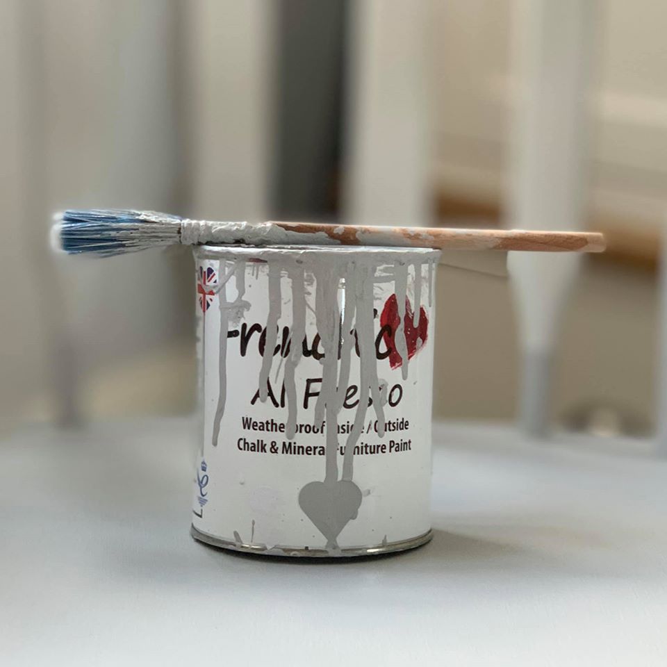 Tämä vaalea ja tyylikäs frenchic sarjan 'kustavilaisharmaa' on sisustusmaalisävy, joka ei pyytele anteeksi hopeista hohtoaan – siitä tulee varmasti uusi luottosävysi!