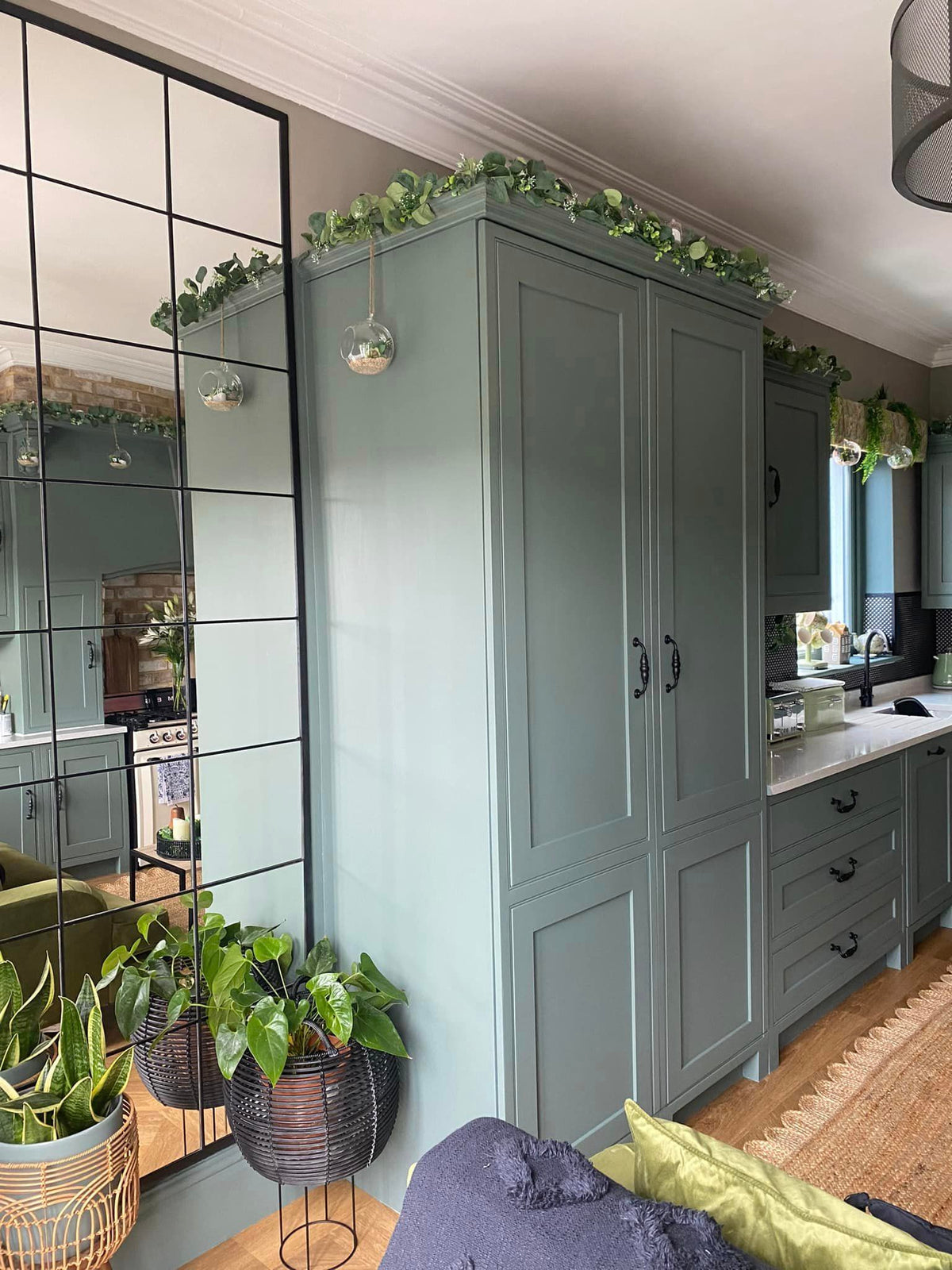 Steaming Green maliväri on trendikäästi savuinen ja sammutettu vihreä sävy. Rento vihreä, jossa on jotain tuttua ja perinnetunnelmallista.